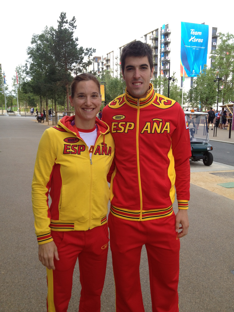 Andrea y Juan posan con el controvertido uniforme ol&iacute;mpico